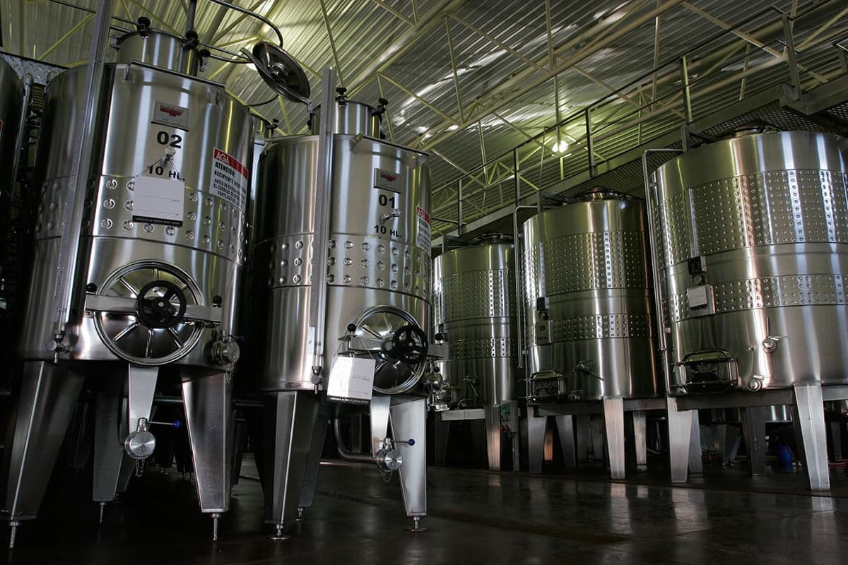Barricas de roble en la bodega